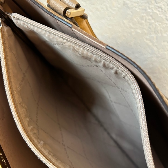 Michael Kors Mercer Large Pebbled Leather Accordion Tote Bag and Wallet - Picture 4 of 9